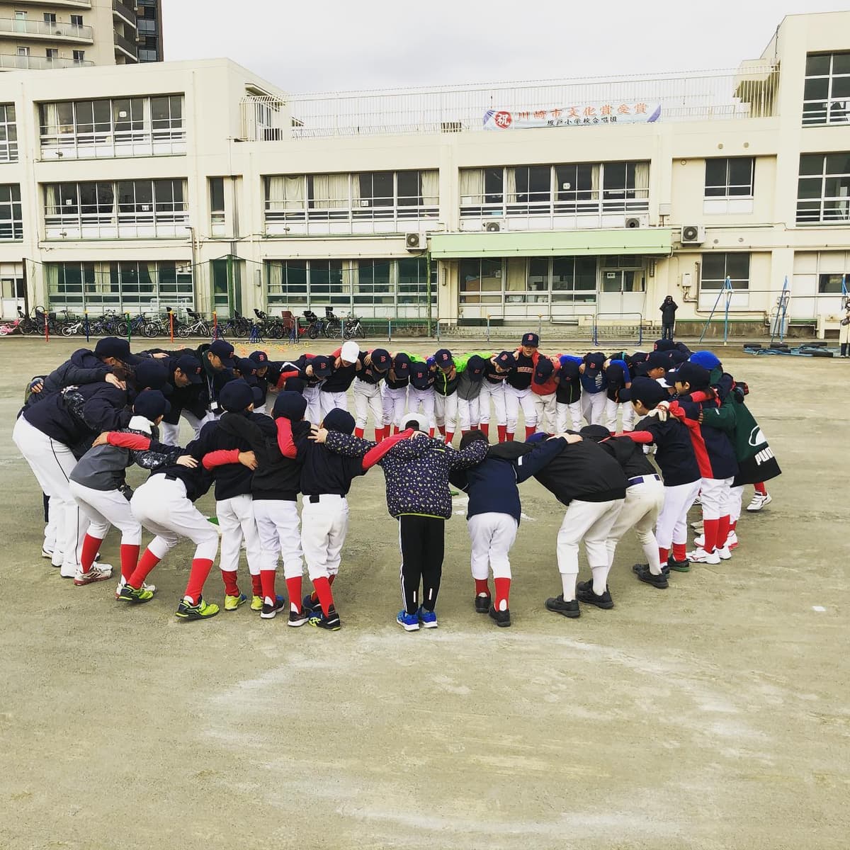 2020年ブエナビスタ少年野球クラブ初練習。

2人で始まったチームが創部10ヶ月で大きな円陣が組めるようになった喜びを噛みしめ、今年も子供達と一緒に絶景を見れるよう歩んで行きたいと思います。

この