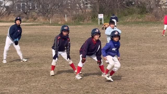 寒い寒い朝の日曜日。
１年生から６年生まで、大集合の全体練習！
試合がない冬に基本、基本、基本⚾️
走って、取って、投げて、打って。
春に向けてレベルアップ！