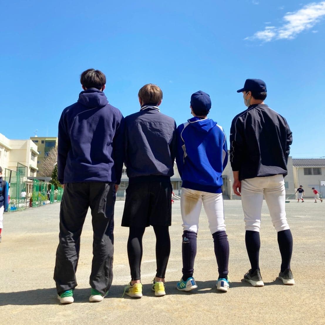 ブエナビスタ少年野球クラブは現役大学野球部コーチを招いて指導してもらっています。

教員を目指す彼らは子供が大好き！

優しく丁寧に教えてくれる彼らは実際にどう動けばいいかを視覚的にも教えてくれます。