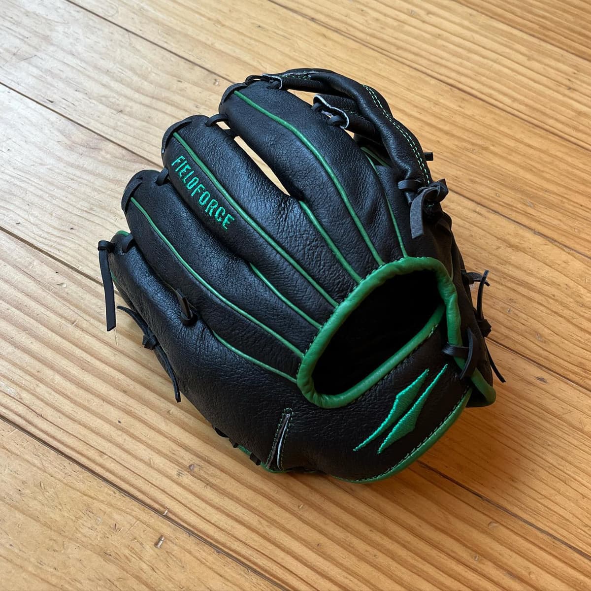 フィールドフォースさんからグリーングラブプロジェクトのグローブが届きました。
何かで当選したなんて人生で初めてかも。

軽くて丈夫な低学年でも握りやすいグローブです。
チームのちびっ子達に使ってもらう