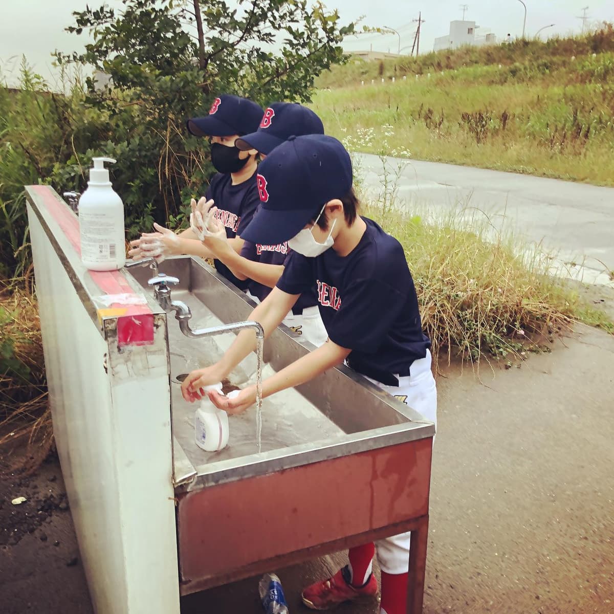 6／14ブエナビスタ練習再開です。

長い自粛期間を経て、いつ練習を再開できるのかコーチ陣と話し合いようやく昨日再開することができました。

小雨が降りグラウンドコンディションはベストな状態ではありま