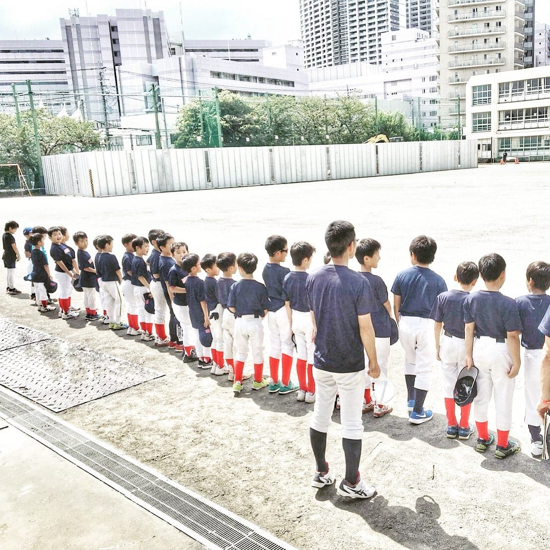 今日も残暑の中練習を行いました。
いかに1/4ルールの中で効率よく練習を行うか。まだまだ改善点は沢山ありますが少しずつ前進していると思います。

そして今日もまた1名入部で総勢33名！

9/23には