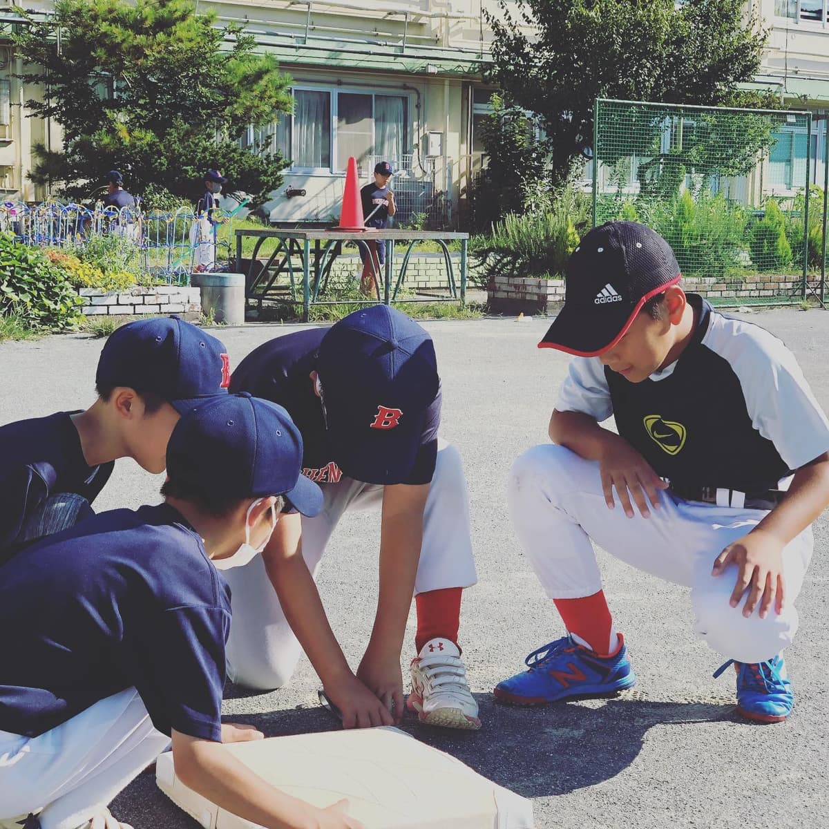 自分達のグラウンドは自分達で作る！

大人が全て用意するのではなく子供達が自ら率先して考え、大人はサポート。
チームとして続けていきたい事の一つです。