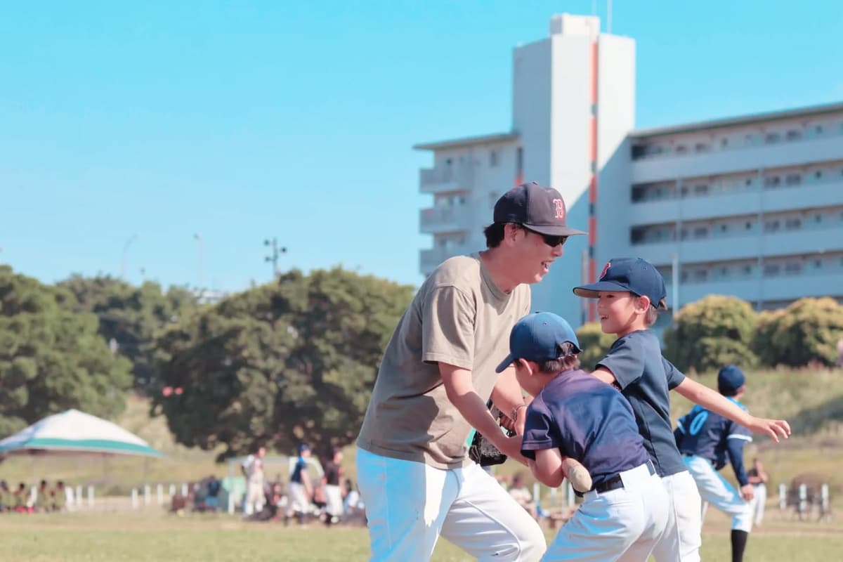 マイナーの休憩時間の一コマ
チャンバラしてます

こどもが成長していく上で大切なのは
「この大人面白い」と思える親以外との出会い

その出会いにブエナの大人達がなれるように

その願いは少しは叶ってる