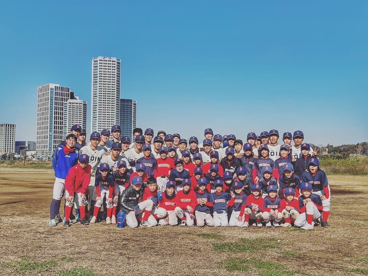 今日の練習風景。
今日は普段から練習に来てくれている大学生コーチの野球部仲間が30名教えに来てくれました。
今夏全国大会準優勝を成し遂げたお兄さん達と行う練習は刺激ばかり。
投げるボール一球一球