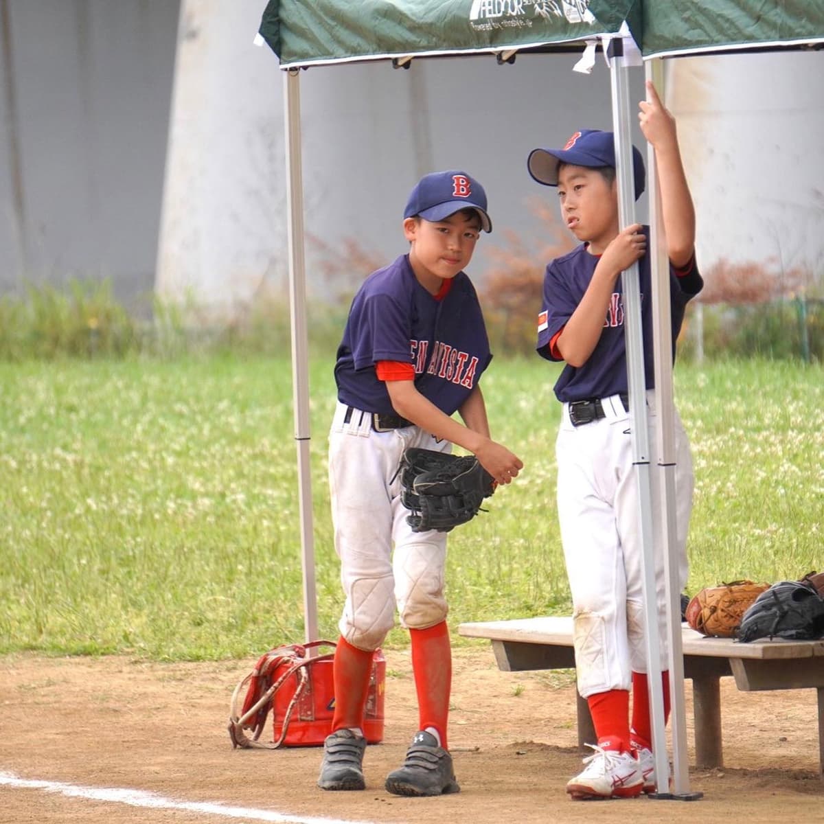 週末公式戦&練習試合の2試合を行いました。
結果
公式戦8-4
練習試合8-1
の2勝!
公式戦は前週から2連勝。
先発左腕が4回まで1死球の好投、自身も人生初のホームランを打ち最高の1日だった