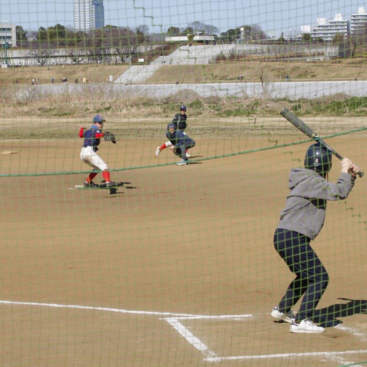 先日「6年生の会」を無事に終えることができました。
会の最後は恒例の親子野球ガチ対決!
春から就職する学生コーチも一緒に楽しみました。
チーム設立4年目の3期生が中学へ向けて旅立ったこととは嬉しくも