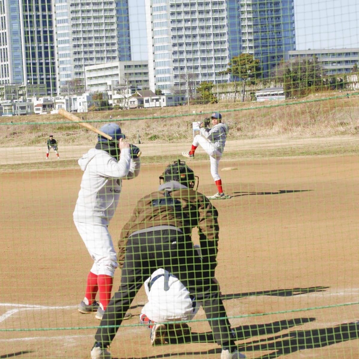 先日「6年生の会」を無事に終えることができました。
会の最後は恒例の親子野球ガチ対決!
春から就職する学生コーチも一緒に楽しみました。
チーム設立4年目の3期生が中学へ向けて旅立ったこととは嬉しくも