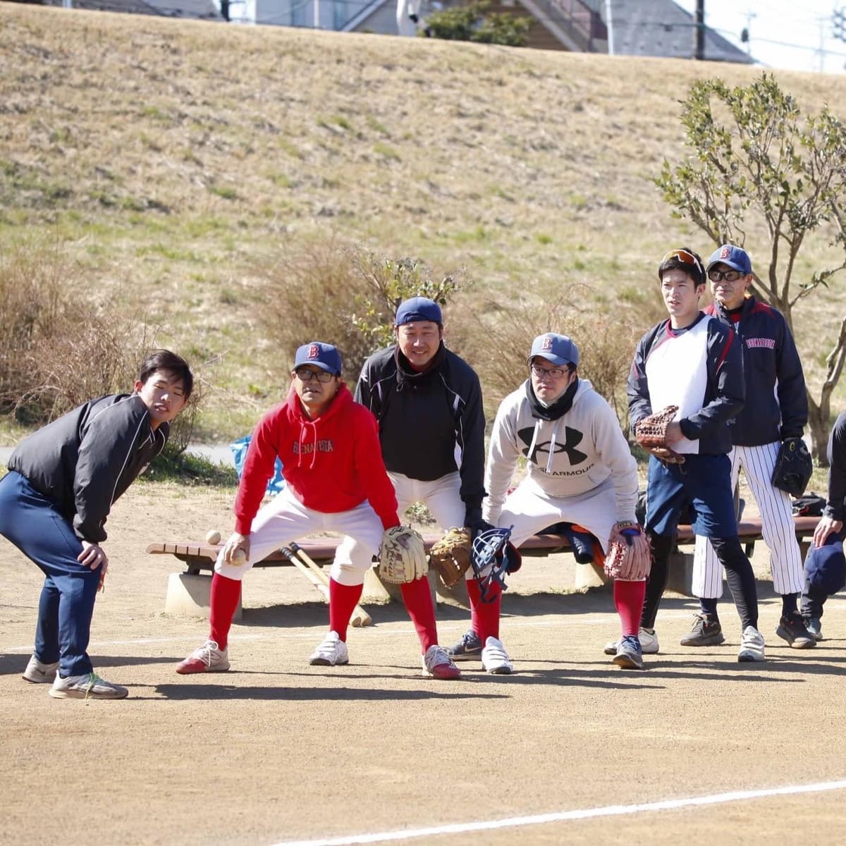 先日「6年生の会」を無事に終えることができました。
会の最後は恒例の親子野球ガチ対決!
春から就職する学生コーチも一緒に楽しみました。
チーム設立4年目の3期生が中学へ向けて旅立ったこととは嬉しくも