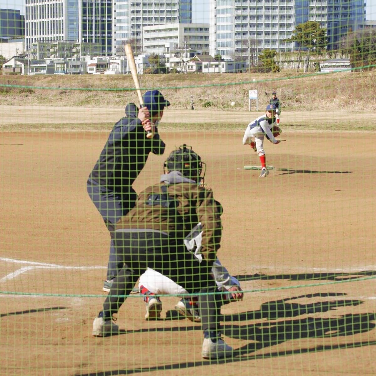 先日「6年生の会」を無事に終えることができました。
会の最後は恒例の親子野球ガチ対決!
春から就職する学生コーチも一緒に楽しみました。
チーム設立4年目の3期生が中学へ向けて旅立ったこととは嬉しくも