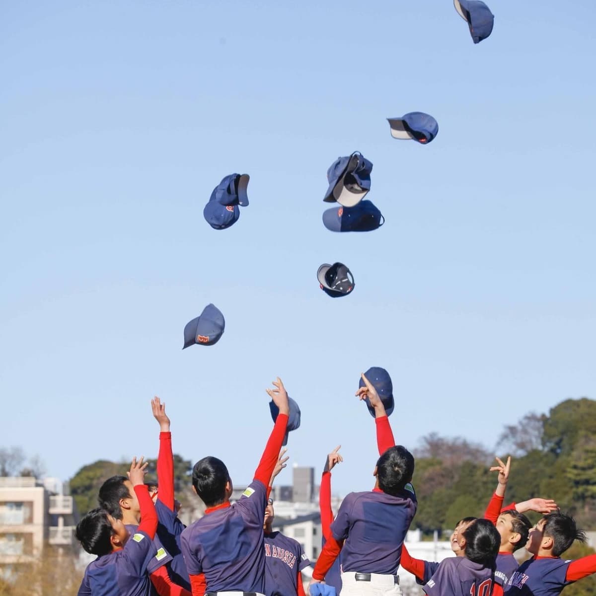 先日「6年生の会」を無事に終えることができました。
会の最後は恒例の親子野球ガチ対決!
春から就職する学生コーチも一緒に楽しみました。
チーム設立4年目の3期生が中学へ向けて旅立ったこととは嬉しくも