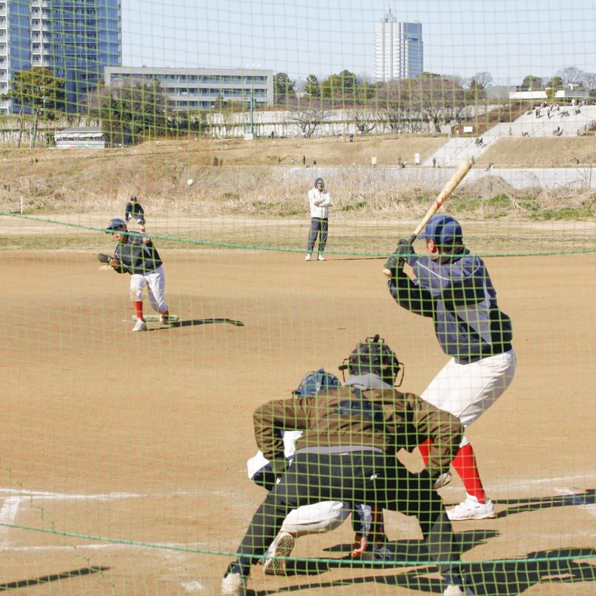 先日「6年生の会」を無事に終えることができました。
会の最後は恒例の親子野球ガチ対決!
春から就職する学生コーチも一緒に楽しみました。
チーム設立4年目の3期生が中学へ向けて旅立ったこととは嬉しくも