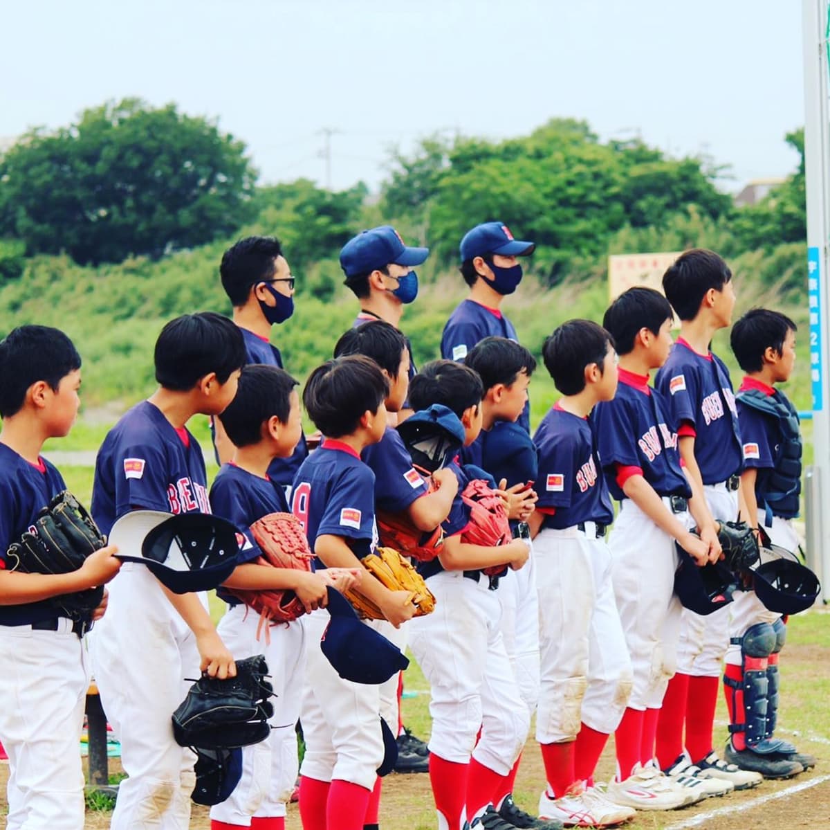 週末Aチームの練習試合2試合が行われました。
結果は1勝1敗。
勝ちと負け両方を経験することが出来たのは子供達にとっていい経験だったと思います。
今回はなんといっても5年生の選手に特大ホームランが出