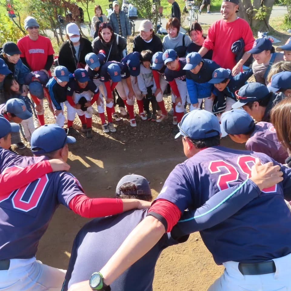 2023年12月
今年最後の活動は、全学年合同のカラーバット大会で幕を閉じました。
普段はメジャーとマイナーに別れて活動していますが、この日は1年生から6年生まで混合4チームに分かれて、プラスチッ