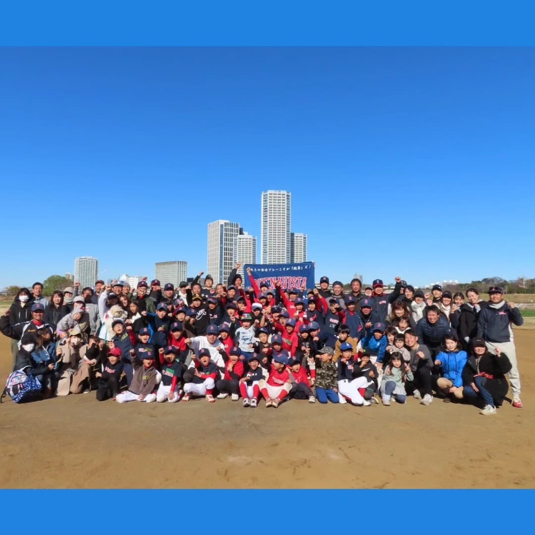 2023年12月
今年最後の活動は、全学年合同のカラーバット大会で幕を閉じました。
普段はメジャーとマイナーに別れて活動していますが、この日は1年生から6年生まで混合4チームに分かれて、プラスチッ