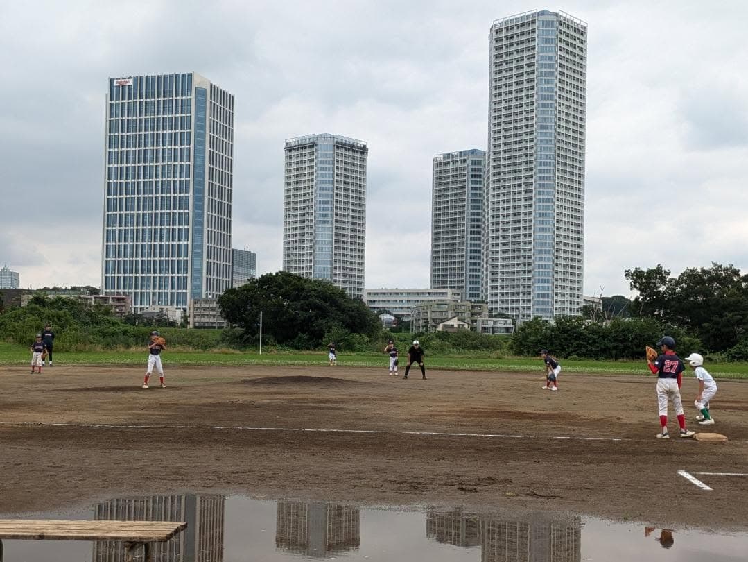 ブルーインパルス✈✈✈と少年野球⚾
朝まで降り続いた雨ですが、午後は最高のシチュエーションで子供達と青空のブルーインパルスを鑑賞できました!!
川崎市市制100周年のイベントの一貫で展示飛行が行な