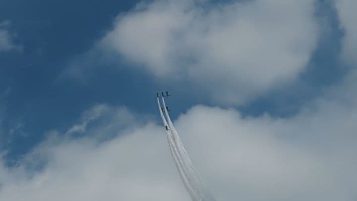 ブルーインパルス✈✈✈と少年野球⚾
朝まで降り続いた雨ですが、午後は最高のシチュエーションで子供達と青空のブルーインパルスを鑑賞できました!!
川崎市市制100周年のイベントの一貫で展示飛行が行な