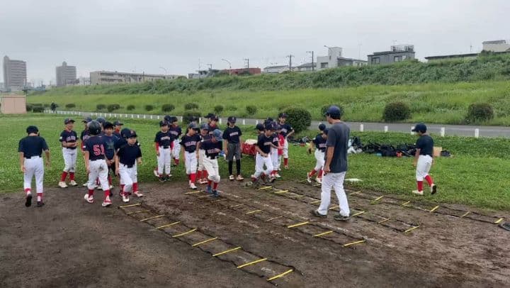 ブルーインパルス✈✈✈と少年野球⚾
朝まで降り続いた雨ですが、午後は最高のシチュエーションで子供達と青空のブルーインパルスを鑑賞できました!!
川崎市市制100周年のイベントの一貫で展示飛行が行な