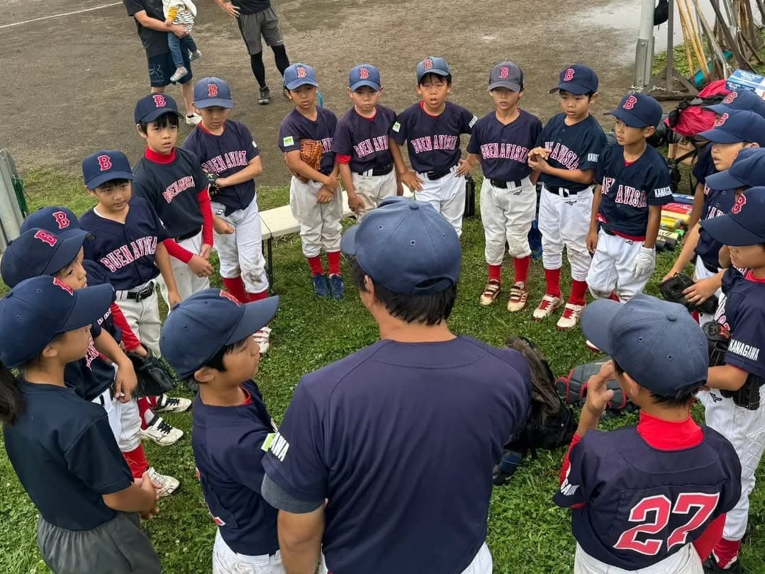 ブルーインパルス✈✈✈と少年野球⚾
朝まで降り続いた雨ですが、午後は最高のシチュエーションで子供達と青空のブルーインパルスを鑑賞できました!!
川崎市市制100周年のイベントの一貫で展示飛行が行な