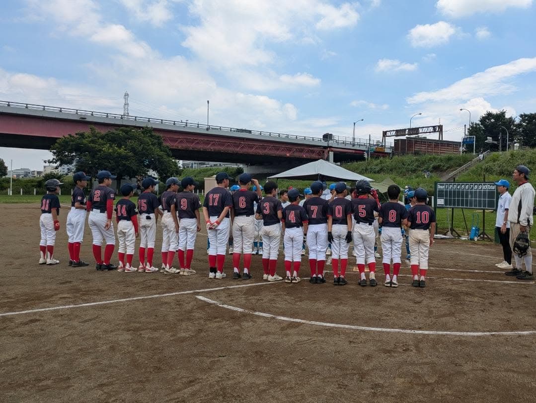 ブルーインパルス✈✈✈と少年野球⚾
朝まで降り続いた雨ですが、午後は最高のシチュエーションで子供達と青空のブルーインパルスを鑑賞できました!!
川崎市市制100周年のイベントの一貫で展示飛行が行な