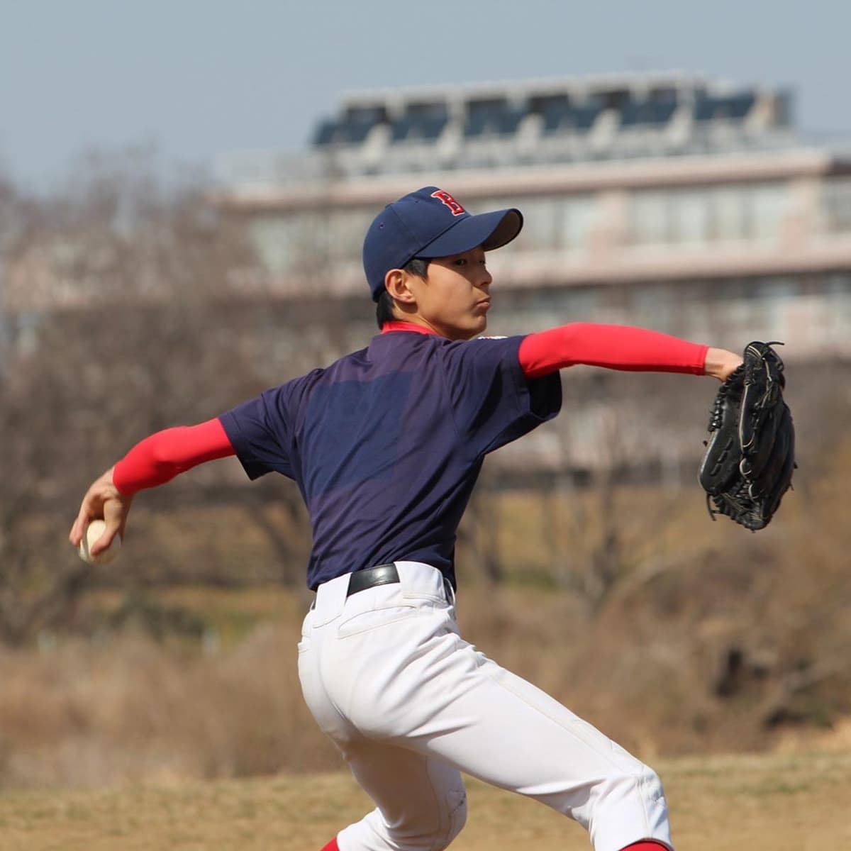 先週末6年生最後の試合が行われました。
対戦相手はブレイブスターズさん。
昨年はいつも大差で負けていた相手だけにどこまで食らいついていけるか?
序盤は投手戦で1点ずつを取り中盤ブエナ打線が繋がり