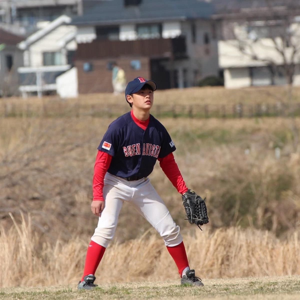 先週末6年生最後の試合が行われました。
対戦相手はブレイブスターズさん。
昨年はいつも大差で負けていた相手だけにどこまで食らいついていけるか?
序盤は投手戦で1点ずつを取り中盤ブエナ打線が繋がり