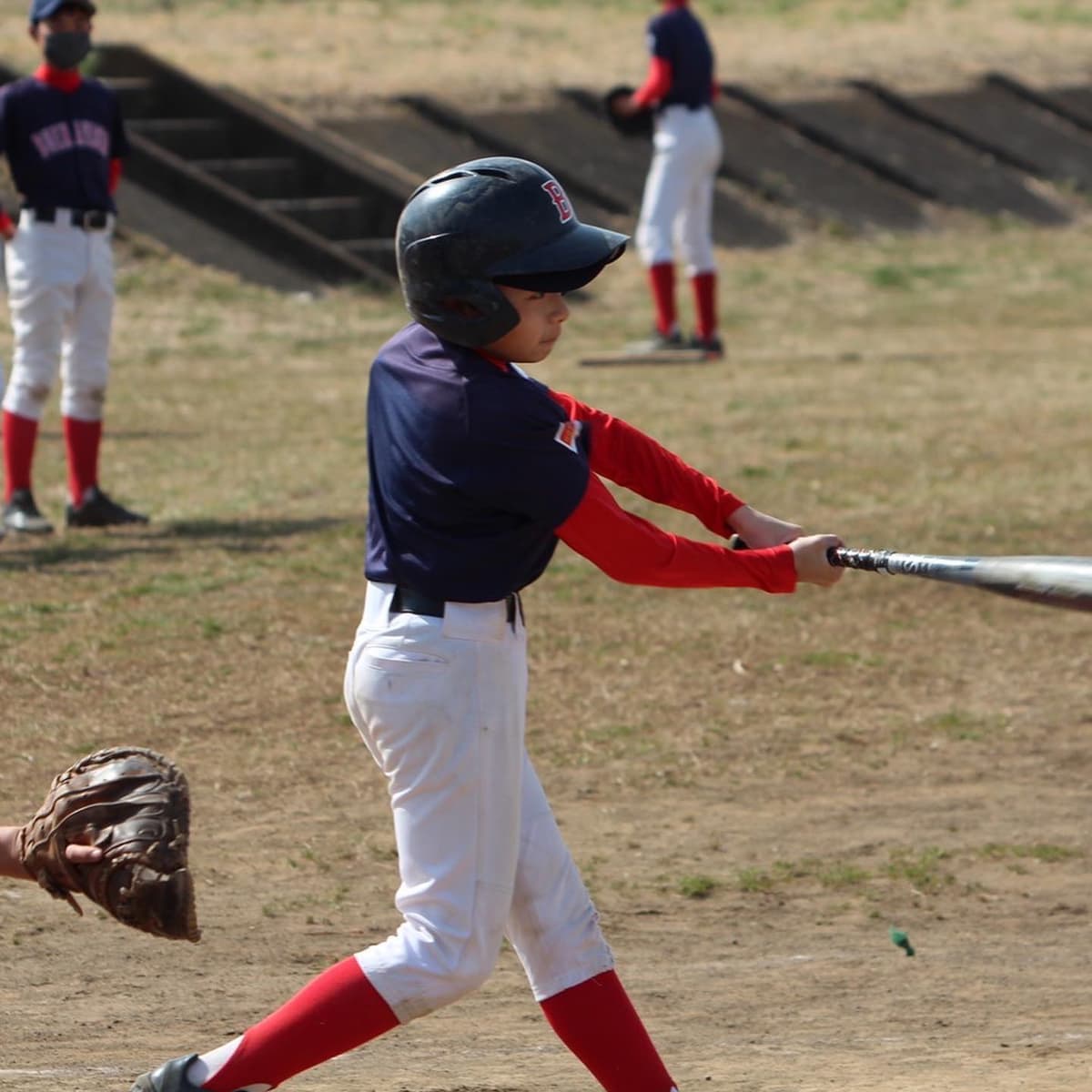 先週末6年生最後の試合が行われました。
対戦相手はブレイブスターズさん。
昨年はいつも大差で負けていた相手だけにどこまで食らいついていけるか?
序盤は投手戦で1点ずつを取り中盤ブエナ打線が繋がり