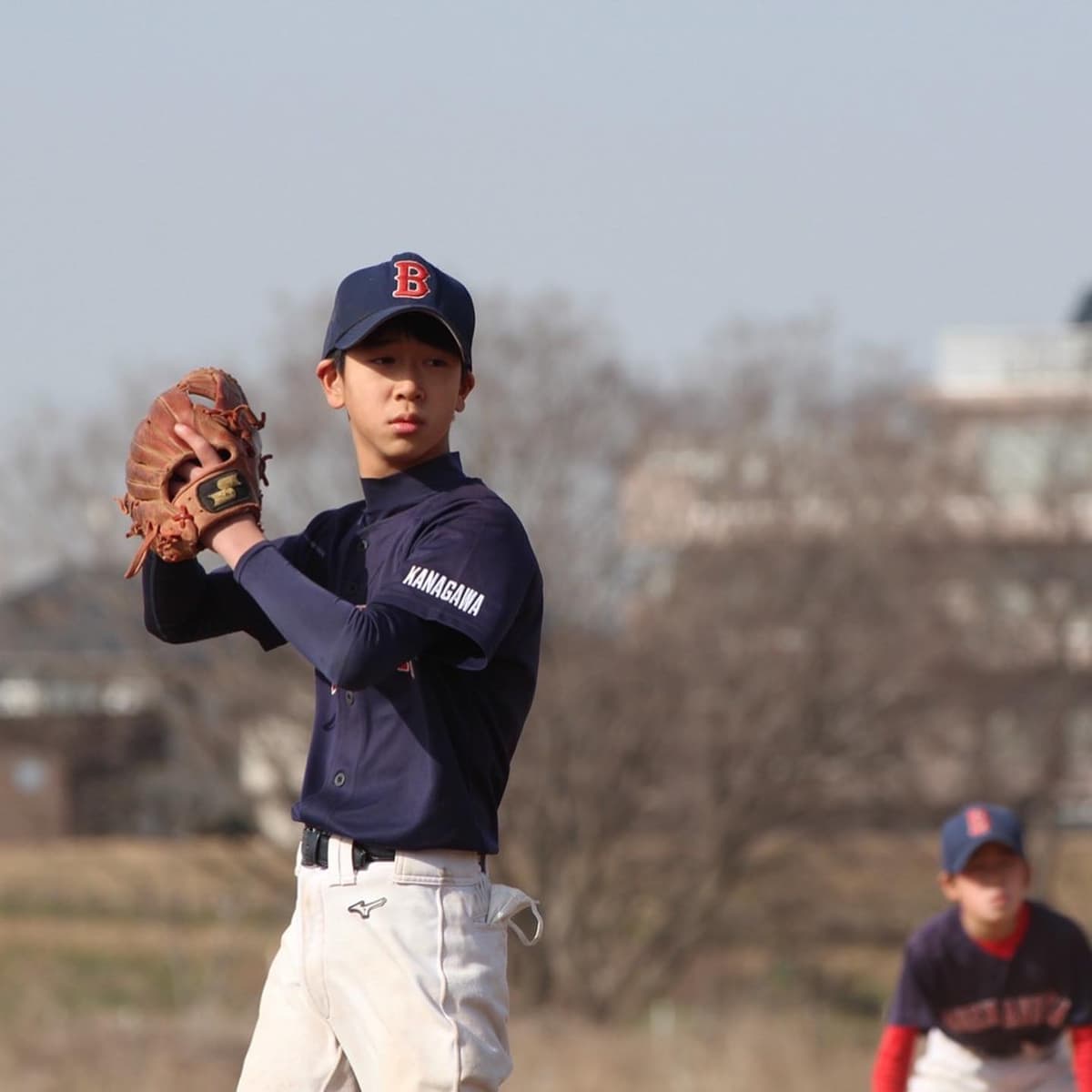 先週末6年生最後の試合が行われました。
対戦相手はブレイブスターズさん。
昨年はいつも大差で負けていた相手だけにどこまで食らいついていけるか?
序盤は投手戦で1点ずつを取り中盤ブエナ打線が繋がり