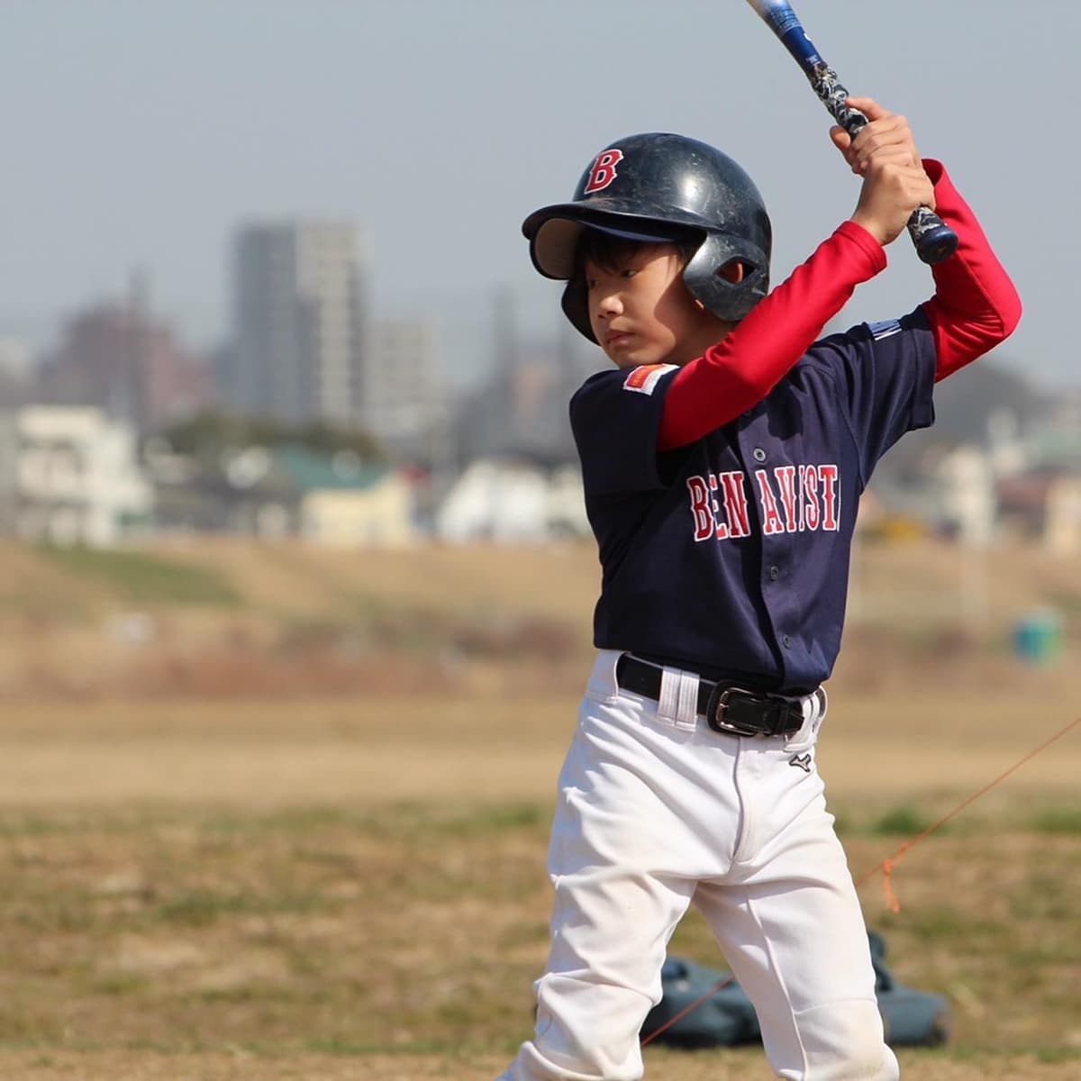 先週末6年生最後の試合が行われました。
対戦相手はブレイブスターズさん。
昨年はいつも大差で負けていた相手だけにどこまで食らいついていけるか?
序盤は投手戦で1点ずつを取り中盤ブエナ打線が繋がり