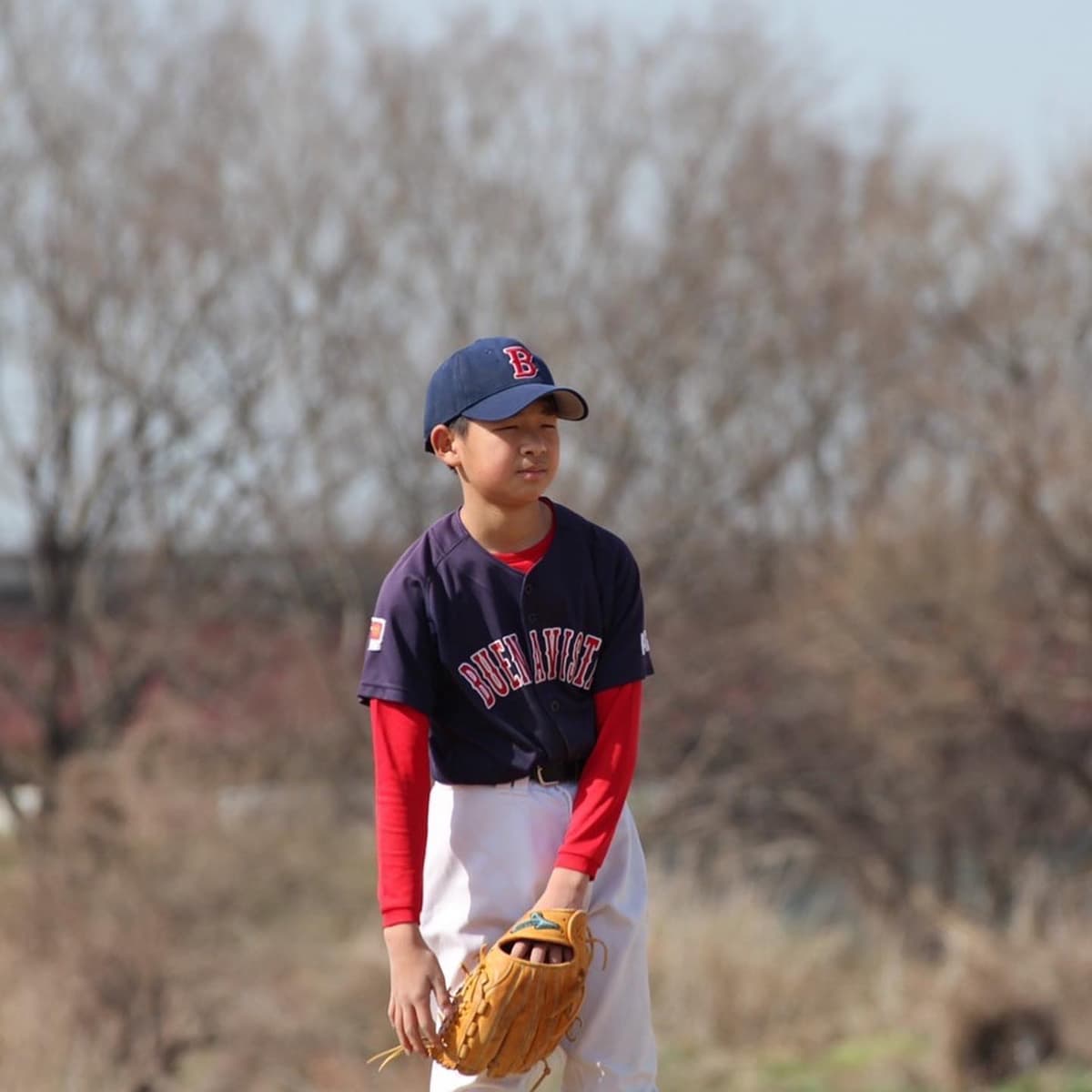 先週末6年生最後の試合が行われました。
対戦相手はブレイブスターズさん。
昨年はいつも大差で負けていた相手だけにどこまで食らいついていけるか?
序盤は投手戦で1点ずつを取り中盤ブエナ打線が繋がり