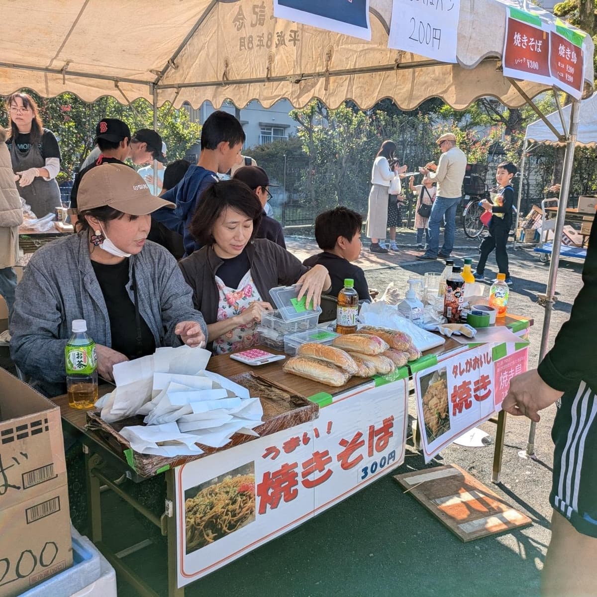 昨日は坂戸住宅自治会さんのハロウィンイベントにブエナビスタ少年野球クラブとして、焼きそばと焼き鳥のお店を出店させて頂きました!
ブエナビスタの活動を支えてくださった自治会さんに少しでも恩返しができれ