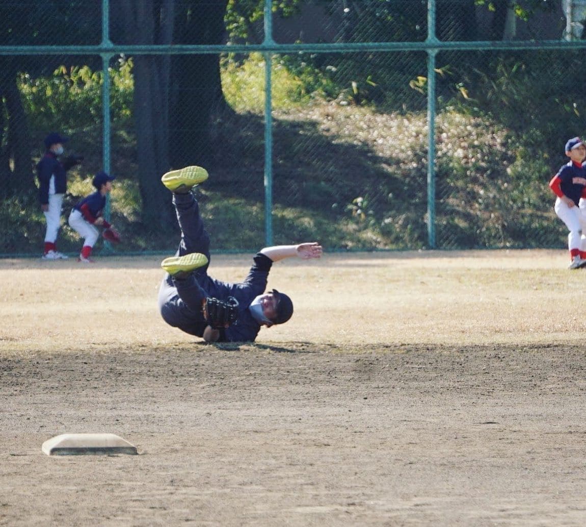 6年生の活動もあとわずかになった昨日は6年vs新チーム&6年vs親子対決の2試合を行いました。
引退試合からこの数ヶ月一緒に練習する機会が減っていたので久しぶりに6年生のプレーする姿を見ま