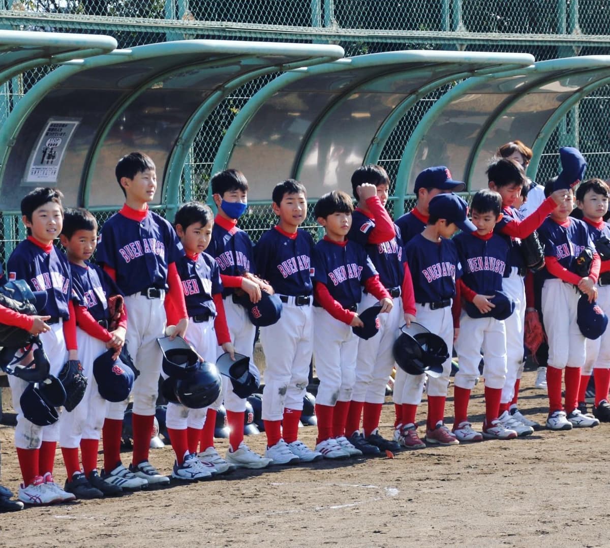 6年生の活動もあとわずかになった昨日は6年vs新チーム&6年vs親子対決の2試合を行いました。
引退試合からこの数ヶ月一緒に練習する機会が減っていたので久しぶりに6年生のプレーする姿を見ま