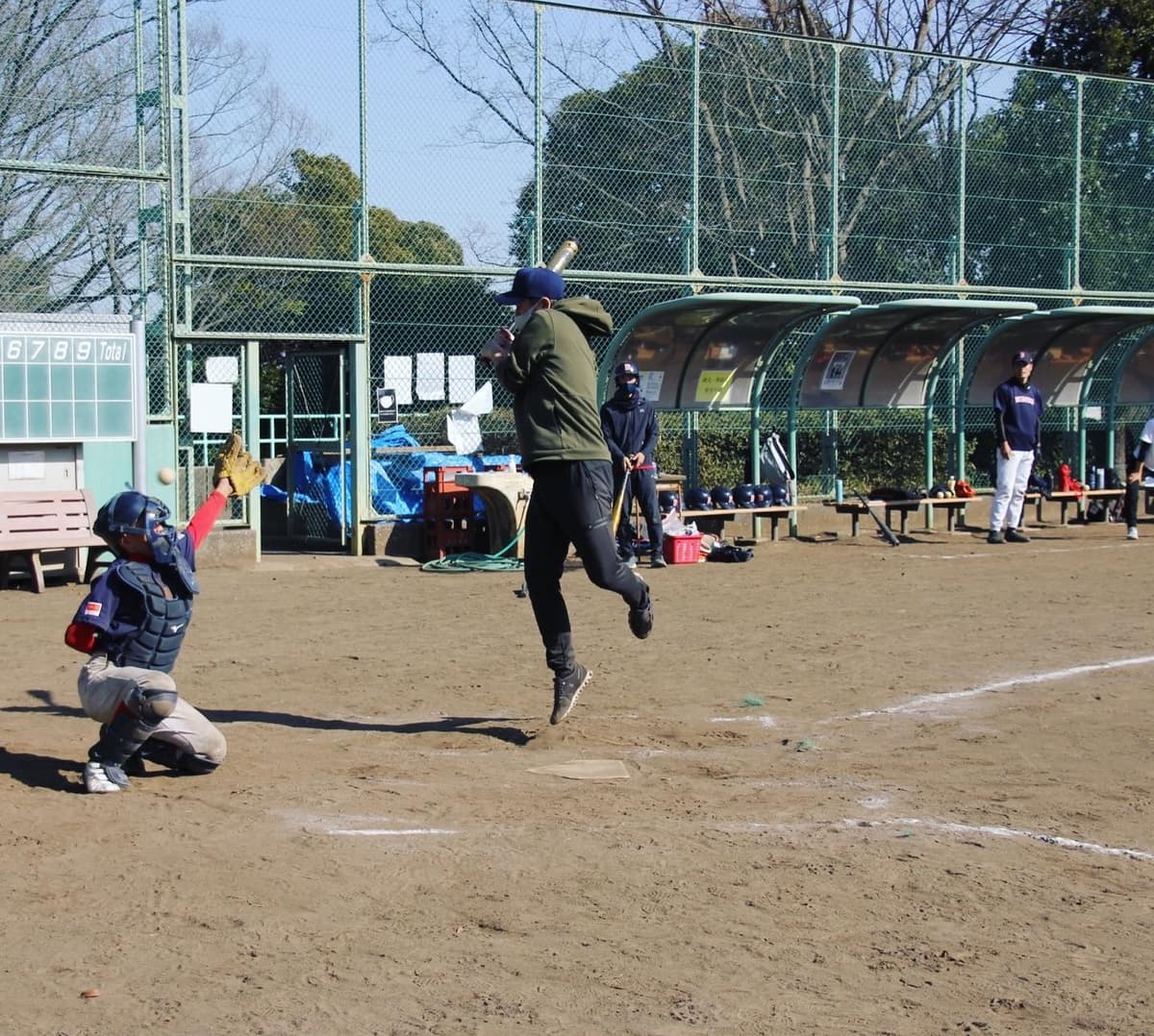 6年生の活動もあとわずかになった昨日は6年vs新チーム&6年vs親子対決の2試合を行いました。
引退試合からこの数ヶ月一緒に練習する機会が減っていたので久しぶりに6年生のプレーする姿を見ま